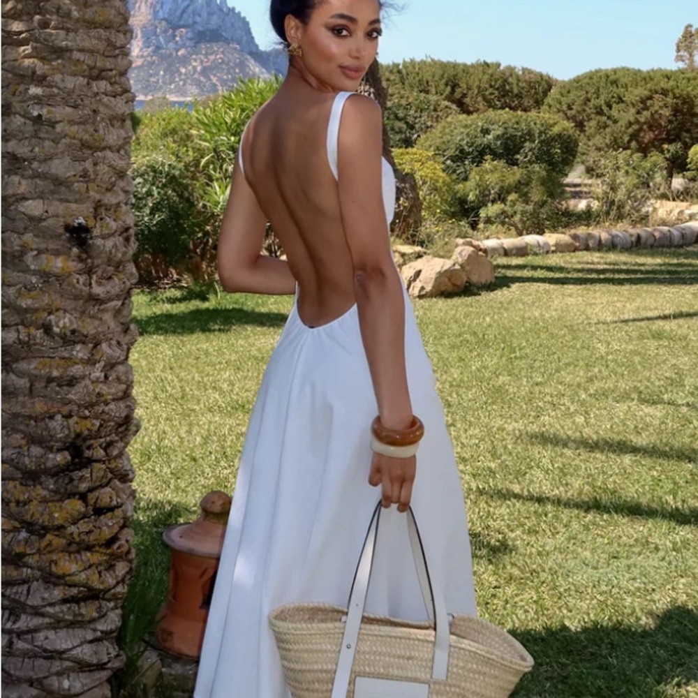 Elegant White Sleeveless Dress
